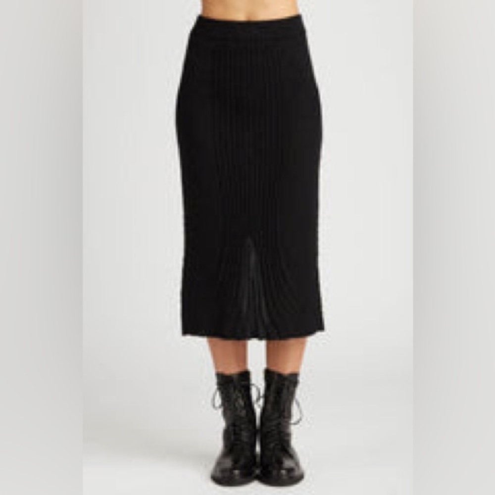 Alternating rib knit skirt in black